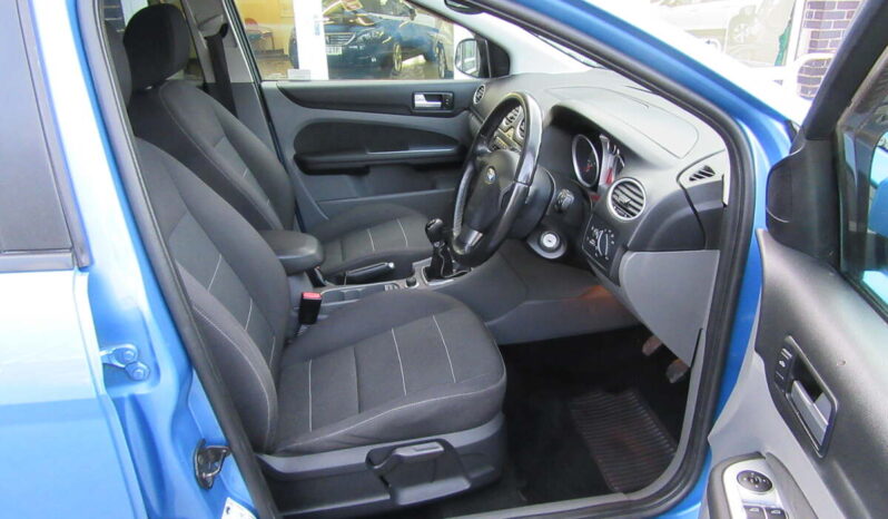 
								Ford Focus 1.6 Titanium 5DR full									