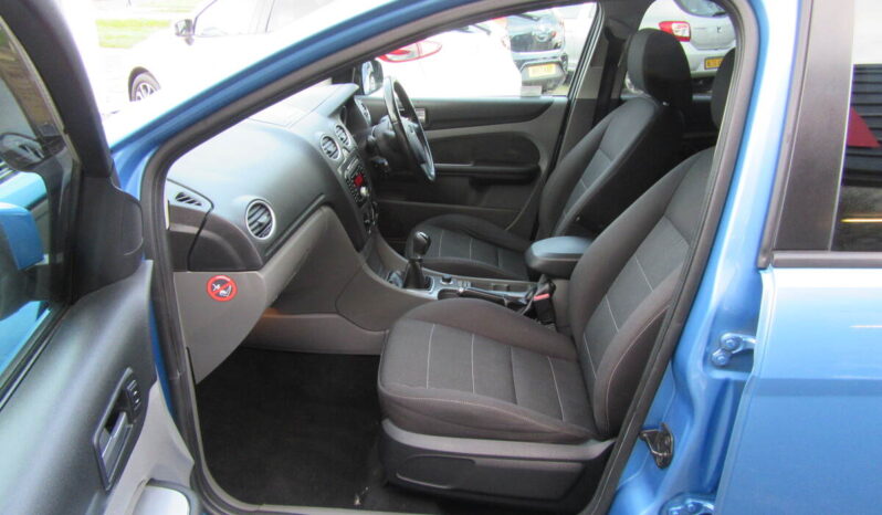 
								Ford Focus 1.6 Titanium 5DR full									